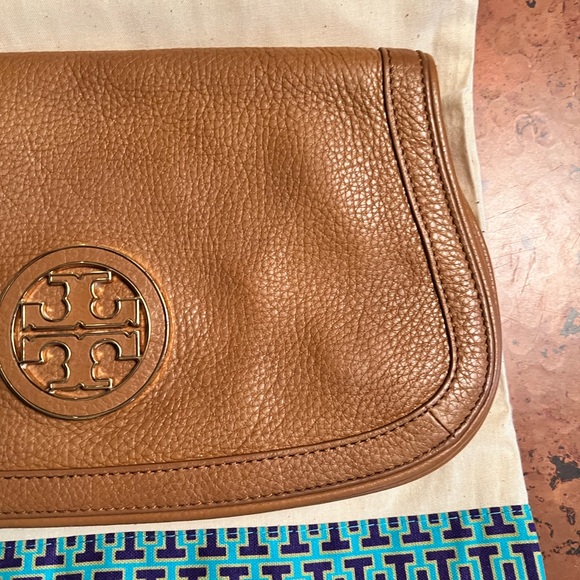 Tory Burch 2 in 1 Tan Leather Bag w Gold Accents. Cross body bag & clutch - Picture 4 of 16